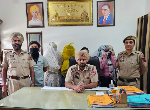 You are currently viewing ਸਪਾ ਸੈਂਟਰ ਦੀ ਆੜ ‘ਚ ਜਿਸਮਫਰੋਸ਼ੀ ਦਾ ਚਲਾਇਆ ਜਾ ਰਿਹਾ ਸੀ ਧੰਦਾ