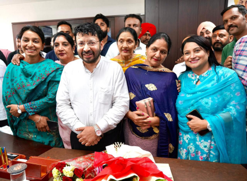 You are currently viewing ਕੈਬਨਿਟ ਮੰਤਰੀ ਡਾ.ਰਵਜੋਤ ਸਿੰਘ ਦੇ ਅਹੁੱਦਾ ਸੰਭਾਲਣ ‘ਤੇ ਦਿੱਤੀਆਂ ਸ਼ੁੱਭ ਕਾਮਨਾਵਾਂ