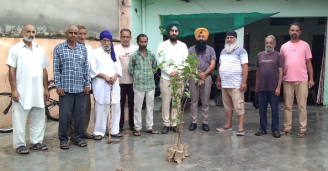 Read more about the article ਖਾਲਸਾ ਕਾਲਜ ਗੜ੍ਹਦੀਵਾਲਾ ਦੁਆਰਾ ਜੀਆ ਸਹੋਤਾ ਪਿੰਡ ਵਿੱਚ ਬੂਟੇ ਵੰਡੇ ਗਏ