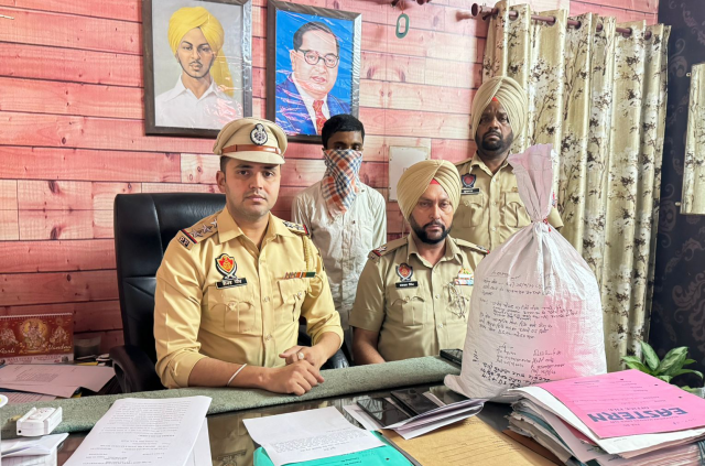 You are currently viewing 5 ਕਿਲੋ ਗਾਂਜੇ ਸਮੇਤ ਇੱਕ ਵਿਅਕਤੀ ਨੂੰ ਪੁਲਿਸ ਨੇ ਦਬੋਚਿਆ 