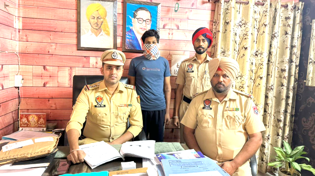 You are currently viewing ਚੋਰੀ ਦੇ ਸਾਮਾਨ ਸਮੇਤ ਇੱਕ ਨੌਜਵਾਨ ਨੂੰ ਪੁਲਿਸ ਨੇ ਕੀਤਾ ਕਾਬੂ 