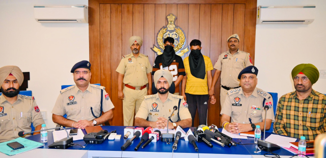 You are currently viewing ਪੁਲਿਸ ਵਲੋਂ 24 ਘੰਟੇ ਅੰਦਰ ਸੁਲਝਾਈ ਅੰਨੇ ਕਤਲ ਦੀ ਗੁੱਥੀ ਅਤੇ 02 ਦੋਸ਼ੀਆਂ ਨੂੰ ਵਾਰਦਾਤ ਵਿੱਚ ਵਰਤੇ ਹਥਿਆਰ ਅਤੇ ਗੱਡੀ ਸਮੇਤ ਕੀਤਾ ਗ੍ਰਿਫਤਾਰ