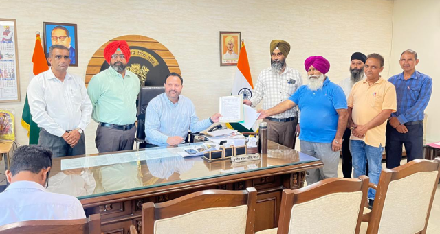 Read more about the article *ਚੋਣ ਅਮਲੇ ਦੀਆਂ ਡਿਊਟੀਆਂ ਬਲਾਕ ਪੱਧਰ ਤੇ ਲਗਵਾਉਣ : ਗੌਰਮਿੰਟ ਟੀਚਰਜ਼ ਯੂਨੀਅਨ ਪੰਜਾਬ