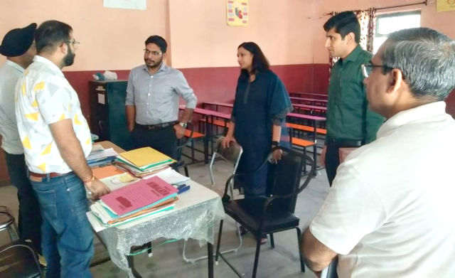 You are currently viewing ਜਨਰਲ ਆਬਜ਼ਰਵਰ ਸੰਯਮ ਅਗਰਵਾਲ ਨੇ ਗ੍ਰਾਮ ਪੰਚਾਇਤ ਚੋਣਾਂ ਦੇ ਨਾਮਜ਼ਦਗੀ ਪੱਤਰਾਂ ਦੀ ਜਾਂਚ ਪ੍ਰਕਿਰਿਆ ਦਾ ਲਿਆ ਜਾਇਜ਼ਾ