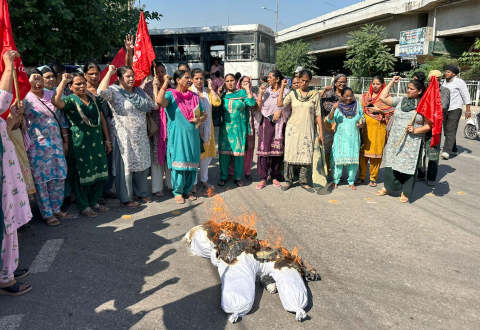 You are currently viewing ਡੈਮੋਕ੍ਰੇਟਿਕ ਆਸ਼ਾ ਵਰਕਰ ਫੈਸਿਲੀਟੇਟਰ ਯੂਨੀਅਨ ਪੰਜਾਬ ਜ਼ਿਲਾ ਕਪੂਰਥਲਾ ਨੇ ਫਗਵਾੜਾ ਵਿਖੇ ਮੁੱਖ ਮੰਤਰੀ ਪੰਜਾਬ ਦਾ ਪੁਤਲਾ ਫੂਕ ਕੇ ਕੀਤਾ ਰੋਸ ਪ੍ਰਦਰਸ਼ਨ