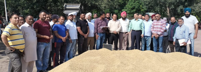 You are currently viewing ਫਗਵਾੜਾ ਦੀ ਨਵੀਂ ਅਨਾਜ ਮੰਡੀ ‘ਚ ਝੋਨੇ ਦੀ ਖਰੀਦ ਦਾ ਕੰਮ ਹੋਇਆ ਸ਼ੁਰੂ, SDM ਜਸ਼ਨਜੀਤ ਸਿੰਘ ਨੇ ਕਰਵਾਈ ਸ਼ੁਰੂਆਤ