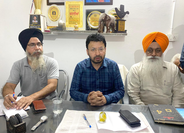 You are currently viewing ਪਿੰਡਾਂ ਦੇ ਸਰਵਪੱਖੀ ਵਿਕਾਸ, ਭਾਈਚਾਰਕ ਏਕਤਾ ਤੇ ਫਿਰਕੂ ਸਦਭਾਵਨਾ ਨੂੰ ਮਜ਼ਬੂਤ ਕਰਦੀਆਂ ਹਨ ਸਰਬਸੰਮਤੀ ਨਾਲ ਚੁਣੀਆਂ ਗਈਆਂ ਪੰਚਾਇਤਾਂ : ਡਾ.ਰਵਜੋਤ ਸਿੰਘ