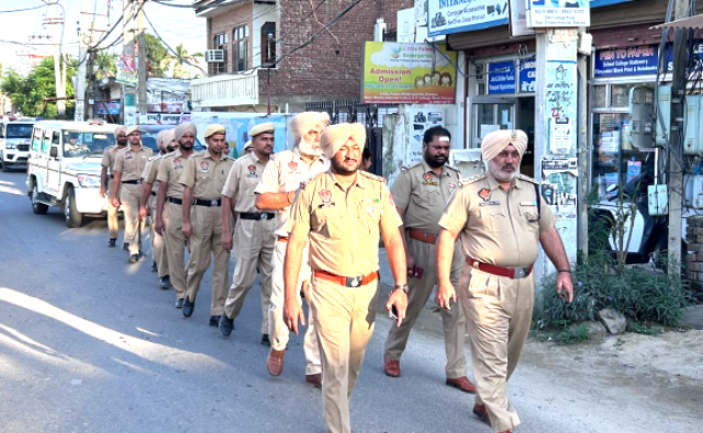You are currently viewing त्योहारों के मद्देनज़र दसूहा पुलिस ने शहर में निकाला फ्लैग मार्च