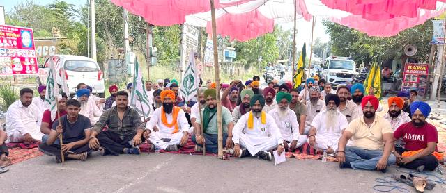 Read more about the article ਦੋਆਬਾ ਕਿਸਾਨ ਕਮੇਟੀ ਪੰਜਾਬ ਵੱਲੋਂ ਸੰਯੁਕਤ ਮੋਰਚੇ ਦੀ ਕਾਲ ਤੇ ਦਸੂਆ ਤੋਂ ਚੰਡੀਗੜ੍ਹ ਰੋਡ ਜਾਮ : ਪਰਮਿੰਦਰ ਸਮਰਾ,ਖ਼ਾਨਪੁਰ,ਰਾਜਾ ਗੋਦਪੁਰ