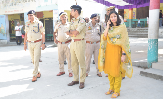 You are currently viewing ਜ਼ਿਲ੍ਹੇ ’ਚ ਅਮਨ-ਅਮਾਨ ਨਾਲ ਪਈਆਂ ਵੋਟਾਂ, ਸ਼ਾਮ 4 ਵਜੇ ਤੱਕ 62.05 ਫੀਸਦੀ ਪੋਲਿੰਗ