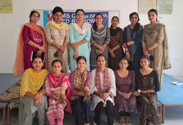 You are currently viewing ਕੇ.ਐਮ.ਐਸ ਕਾਲਜ ਵਿਖੇ ਮਹਿੰਦੀ ਪ੍ਰਤੀਯੋਗਿਤਾ ਕਰਵਾਈ ਗਈ – ਪ੍ਰਿੰਸੀਪਲ ਡਾ.ਸ਼ਬਨਮ ਕੌਰ