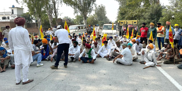 You are currently viewing ਸਰਕਾਰ ਵੱਲੋਂ ਕਿਸਾਨਾਂ ਦਾ ਝੋਨਾ ਨਾ ਖਰੀਦਣ ਕਾਰਣ ਸੜਕ ਤੇ ਲਾਇਆ ਜਾਮ