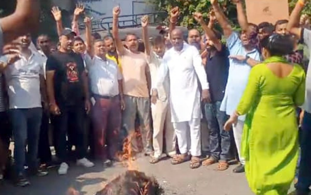 You are currently viewing ਜੇ.ਸੀ.ਟੀ. ਮਿੱਲ ਇੰਟਕ ਯੂਨੀਅਨ ਕਾਂਗਰਸ ਨੇ ਹੱਕੀ ਮੰਗਾਂ ਨੂੰ ਲੈ ਕੇ ਮਿੱਲ ਮਾਲਕਾਂ ਵਿਰੁੱਧ ਕੱਢੀ ਰੈਲੀ