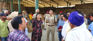 Read more about the article ਡਿਪਟੀ ਕਮਿਸ਼ਨਰ ਤੇ ਐਸ.ਐਸ.ਪੀ. ਵੱਲੋਂ ਮੰਡੀਆਂ ਦਾ ਦੌਰਾ, ਲਿਫਟਿੰਗ ’ਚ ਤੇਜ਼ੀ ਲਿਆਉਣ ਦੇ ਨਿਰਦੇਸ਼