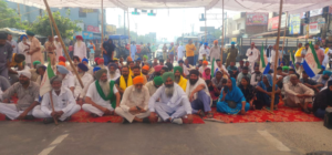 Read more about the article धान की लिफ्टिंग लगातार ना होने के रोष में किसानों ने राष्ट्रीय राजमार्ग किया जाम