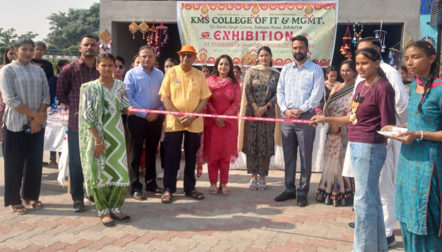 You are currently viewing KMS ਕਾਲਜ ਦੇ NSS ਯੂਨਿਟ ਅਤੇ ਮੰਜੁਲਾ ਸੈਣੀ ਫੈਸ਼ਨ ਵਿਭਾਗ ਵੱਲੋਂ ਦੀਵਾਲੀ ਦੇ ਸਜਾਵਟੀ ਸਮਾਨ ਦੀ ਪ੍ਰਦਰਸ਼ਨੀ ਅਤੇ ਸੇਲ ਲਗਾਈ ਗਈ 