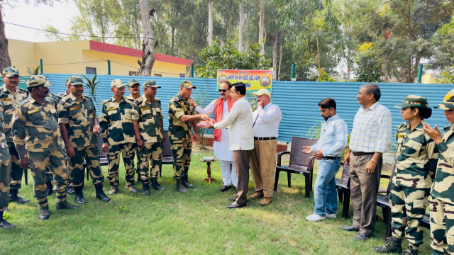 You are currently viewing ਦੀਵਾਲੀ ਦਾ ਤਿਉਹਾਰ ਡੇਰਾ ਬਾਬਾ ਨਾਨਕ ਵਿਖੇ ਬਾਰਡਰ ਦੀਆਂ ਵੱਖ-ਵੱਖ ਚੌਂਕੀਆਂ ਤੇ ਤਾਇਨਾਤ ਸੈਨਿਕਾ ਨਾਲ ‌ਪੂਰੀ ਖੁਸ਼ੀ ਅਤੇ ਜਸ਼ਨ ਨਾਲ ਮਨਾਇਆ‌