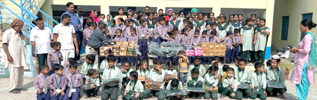 You are currently viewing NRI ਸਰਬਜੀਤ ਕੌਰ ਦੇ ਪਰਿਵਾਰ ਨੇ ਸਕੂਲੀ ਵਿਦਿਆਰਥੀਆਂ ਨੂੰ ਬੂਟ,ਜੁਰਾਬਾਂ ਤੇ ਕੋਟੀਆਂ ਵੰਡੀਆਂ