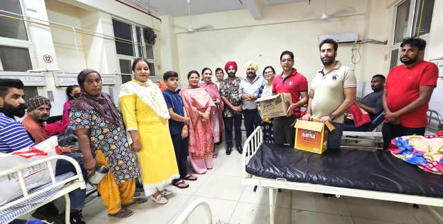 You are currently viewing ਸਿਵਲ ਹਸਪਤਾਲ ਫਗਵਾੜਾ ਵਿਖੇ ਮਰੀਜਾਂ ਨੂੰ ਦੁੱਧ ਅਤੇ ਖਾਣ ਪੀਣ ਦੀਆਂ ਵਸਤੂਆਂ ਦੀ ਕੀਤੀ ਵੰਡ