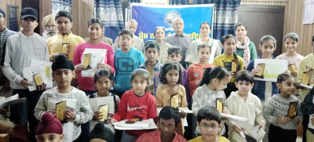 You are currently viewing 40 ਹੋਣਹਾਰ ਵਿਦਿਆਰਥੀਆਂ ਦੀ ਇਨਾਮ ਅਤੇ ਤੋਹਫਿਆਂ ਨਾਲ ਕੀਤੀ ਹੌਸਲਾ ਅਫਜਾਈ