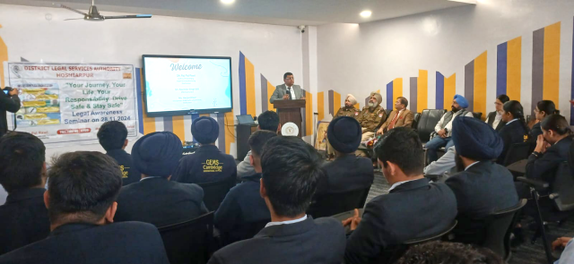 You are currently viewing ਸੜਕ ਸੁਰੱਖਿਆ ਤੇ ਟ੍ਰੈਫਿਕ ਨਿਯਮਾਂ ਦੀ ਪਾਲਣਾ ਸਬੰਧੀ ਜਾਗਰੂਕਤਾ ਪ੍ਰੋਗਰਾਮ ਕਰਵਾਇਆ