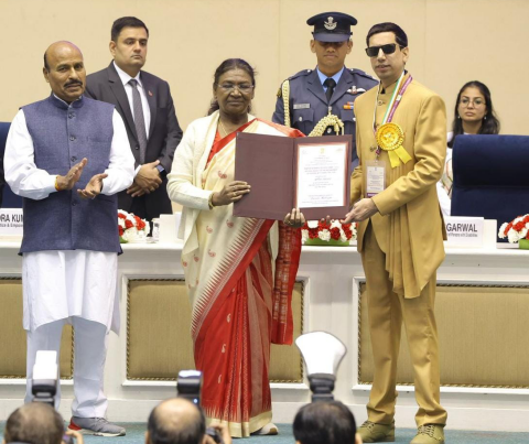 You are currently viewing दानिश महाजन को वर्ल्ड डिसेबिलिटी डे पर देश की राष्ट्रपति द्रौपदी मुर्मू ने श्रेष्ठ जन केटेगरी पर दृष्टि बाधित दिव्यांगता श्रेणी अवार्ड से किया सम्मानित 