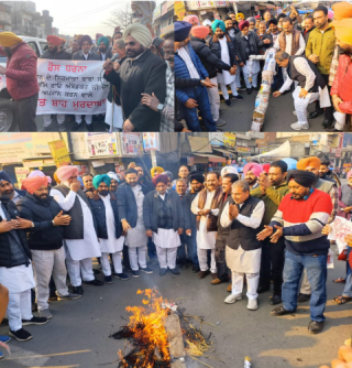 You are currently viewing ਕਾਂਗਰਸ ਨੇ ਭਾਰਤ ਰਤਨ ਡਾਕਟਰ ਭੀਮ ਰਾਓ ਅੰਬੇਦਕਰ ਜੀ ਦੇ ਖਿਲਾਫ਼ ਦੇਸ਼ ਦੇ ਗ੍ਰਹਿ ਮੰਤਰੀ ਅਮਿਤ ਸ਼ਾਹ ਵੱਲੋਂ ਕੀਤੀ ਗਲਤ ਟਿੱਪਣੀ ਕਰਨ ਦੇ ਰੋਸ ਵਜੋ ਕੇਦਰ ਸਰਕਾਰ ਖਿਲਾਫ਼ ਦਿੱਤਾ ਧਰਨਾ