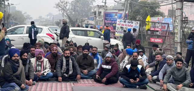 Read more about the article ਕਿਸਾਨਾਂ ਨੇ ਮੰਗਾਂ ਨੂੰ ਲੈ ਕੇ ਕੇਂਦਰ ਤੇ ਪੰਜਾਬ ਸਰਕਾਰ ਖਿਲਾਫ ਕੀਤਾ ਰੋਸ ਪ੍ਰਦਰਸ਼ਨ
