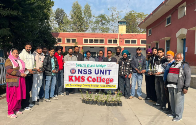 Read more about the article NSS ਯੂਨਿਟ ਵੱਲੋਂ ਆਊਟ ਰੀਚ ਐਕਟੀਵਿਟੀ ਦੌਰਾਨ ਫੁੱਲਾਂ ਦੇ ਬੂਟੇ ਵੰਡੇ ਗਏ