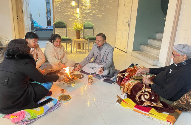 Read more about the article ਸੈਣੀ ਪਰਿਵਾਰ ਵੱਲੋਂ ਨਵੇਂ ਸਾਲ ਦੇ ਆਗਾਜ਼ ਤੇ ਵਿਸ਼ਵ ਸ਼ਾਂਤੀ ਲਈ ਹਵਨ ਯੱਗ ਕਰਵਾਇਆ