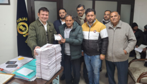 Read more about the article ਵੋਟਰ ਸੂਚੀਆਂ ਦੀ ਅੰਤਿਮ ਪ੍ਰਕਾਸ਼ਨਾ ਤੋਂ ਬਾਅਦ ਸਿਆਸੀ ਪਾਰਟੀਆਂ ਨੂੰ ਸੌਂਪੀਆਂ ਵੋਟਰ ਸੂਚੀਆਂ