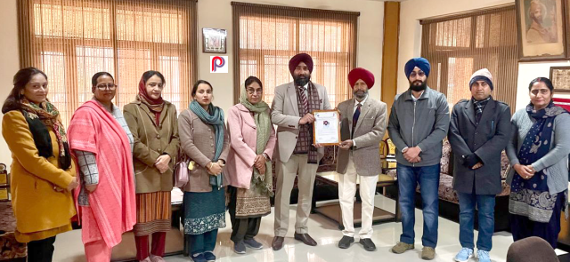 You are currently viewing ਡਾ.ਜਸਪਾਲ ਸਿੰਘ ਨੂੰ ਨੈਸ਼ਨਲ ਐਜੂ ਟਰੱਸਟ ਵੱਲੋਂ ਬੈਸਟ ਪ੍ਰਿੰਸੀਪਲ ਦੇ ਅਵਾਰਡ ਨਾਲ ਸਨਮਾਨਿਤ