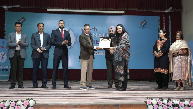 You are currently viewing ਚੋਣ ਕਮਿਸ਼ਨ ਵੱਲੋਂ ਡਿਪਟੀ ਕਮਿਸ਼ਨਰ ਕੋਮਲ ਮਿੱਤਲ ਦਾ ਓਵਰਆਲ ਬੇਹਤਰੀਨ ਚੋਣ ਪ੍ਰਕਿਰਿਆਵਾਂ ਲਈ ਸਟੇਟ ਐਵਾਰਡ ਨਾਲ ਸਨਮਾਨ