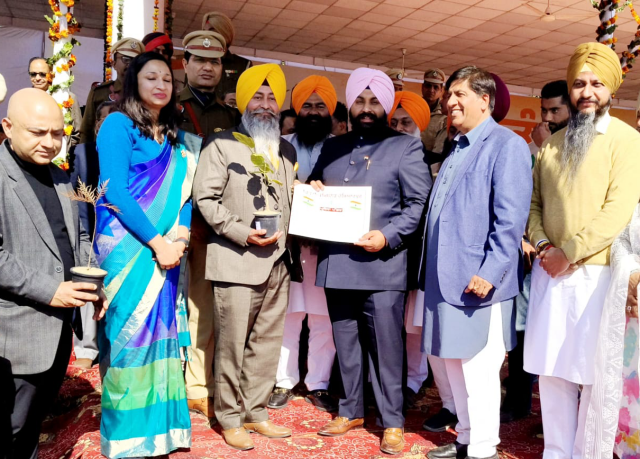 Read more about the article ਗਣਤੰਤਰ ਦਿਵਸ ਤੇ ਲੈਕਚਰਾਰ ਸ.ਦਲਜੀਤ ਸਿੰਘ ਸਨਮਾਨਿਤ