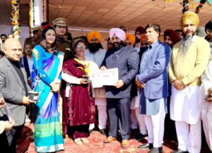 Read more about the article ਗਣਤੰਤਰਤਾ ਦਿਵਸ ਤੇ ਮਨਜੀਤ ਕੌਰ ਈ ਟੀ ਟੀ ਅਧਿਆਪਕਾਂ ਸਨਮਾਨਿਤ