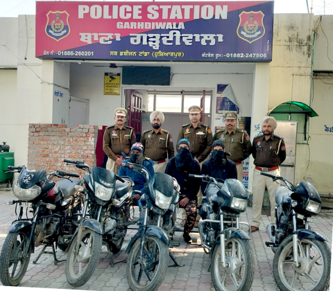 You are currently viewing ਪੰਜ ਚੋਰੀਸ਼ੁਦਾ ਮੋਟਰਸਾਈਕਲਾਂ ਸਮੇਤ ਤਿੰਨ ਵਿਅਕਤੀ ਆਏ ਪੁਲਿਸ ਅੜਿੱਕੇ