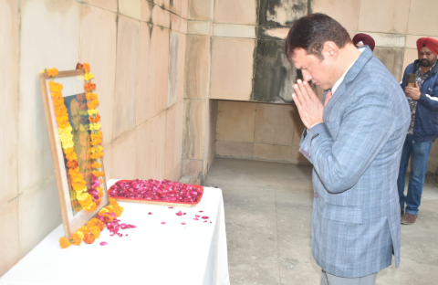 You are currently viewing ਬਲੀਦਾਨ ਦਿਵਸ ’ਤੇ ਦੋ ਮਿੰਟ ਦਾ ਮੌਨ ਰੱਖ ਕੇ ਸ਼ਹੀਦਾਂ ਨੂੰ ਕੀਤਾ ਯਾਦ