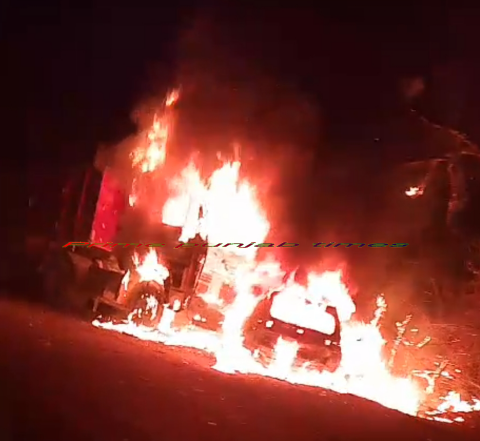 You are currently viewing ਅੱਡਾ ਬੈਰੀਅਰ ਤੇ 2 ਗੱਡੀਆਂ ਦੀ ਹੋਈ ਟੱਕਰ,ਸਪਾਰਕਿੰਗ ਹੋਣ ਤੇ ਦੋਵੇਂ ਗੱਡੀਆਂ ਅੱਗ ਦੀ ਭੇਂਟ ਚੜ੍ਹੀਆਂ