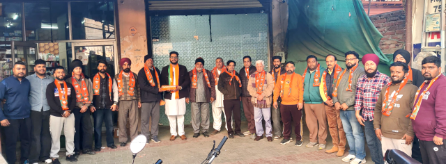 You are currently viewing ਦਿੱਲੀ ਚ ਜਿੱਤ ਦੀ ਖੁਸ਼ੀ ਭਾਜਪਾ ਵਰਕਰਾਂ ਨੇ ਵੱਡੇ ਲੱਡੂ