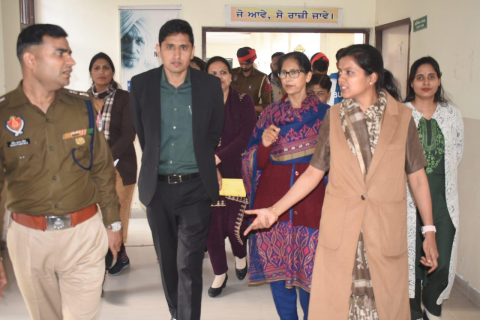 You are currently viewing ਡਿਪਟੀ ਕਮਿਸ਼ਨਰ ਆਸ਼ਿਕਾ ਜੈਨ ਵਲੋਂ ਅਹੁਦਾ ਸੰਭਾਲਦੇ ਸਾਰ ਹੀ ਨਸ਼ਾ ਛੁਡਾਊ ਤੇ ਮੁੜ ਵਸੇਬਾ ਕੇਂਦਰ ਦਾ ਦੌਰਾ