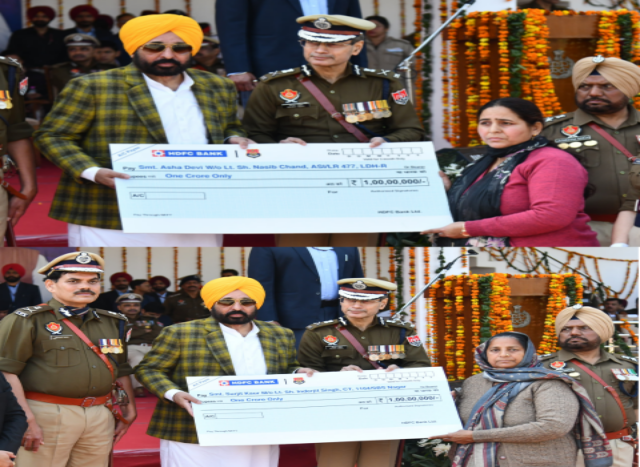 You are currently viewing ਮੁੱਖ ਮੰਤਰੀ ਨੇ ਪੰਜ ਪੁਲਿਸ ਮੁਲਾਜ਼ਮਾਂ ਦੇ ਪਰਿਵਾਰਾਂ ਨੂੰ ਇੱਕ-ਇੱਕ ਕਰੋੜ ਰੁਪਏ ਦੀ ਵਿੱਤੀ ਸਹਾਇਤਾ ਦੇ ਚੈੱਕ ਸੌਂਪੇ