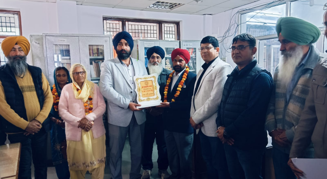 You are currently viewing ਗੁਰਮੀਤ ਲਾਲ (ਸੇਵਾਦਾਰ) ਦੀ ਸੇਵਾ ਮੁਕਤੀ ਮੌਕੇ ਵਿਦਾਇਗੀ ਪਾਰਟੀ ਦਾ ਆਯੋਜਨ