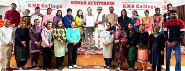 You are currently viewing KMS ਕਾਲਜ ਦੇ ਪ੍ਰਿੰਸੀਪਲ ਡਾ.ਸ਼ਬਨਮ ਕੌਰ ਨੂੰ ਦਿੱਲੀ ਵਿਖੇ “ਪ੍ਰਿੰਸੀਪਲ ਆਫ ਦਿ ਯੀਅਰ” ਅਵਾਰਡ ਨਾਲ ਸਨਮਾਨਿਤ