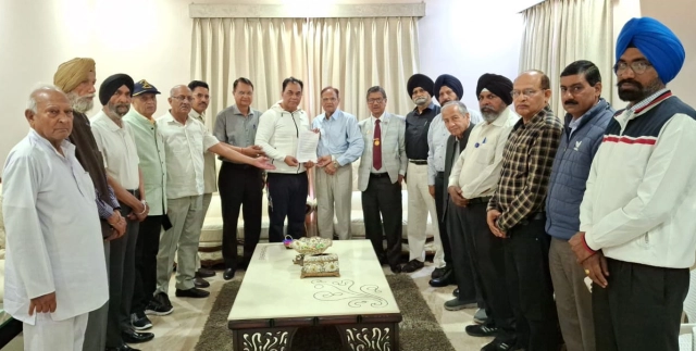 You are currently viewing ਕਰਨਲ ਕੁੱਟਮਾਰ ਮਾਮਲੇ ‘ਚ ਸਾਬਕਾ ਸੈਨਿਕਾਂ ਦੇ ਵਫ਼ਦ ਨੇ ਸੰਸਦ ਮੈਂਬਰ ਡਾ. ਰਾਜ ਕੁਮਾਰ ਚੱਬੇਵਾਲ ਨਾਲ ਕੀਤੀ ਮੁਲਾਕਾਤ