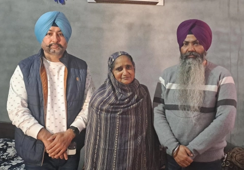 Read more about the article ਦੋ ਪੁੱਤਰਾਂ ਦੀ ਮੌਤ ਤੋਂ ਬਾਦ ਬੇਸਹਾਰਾ ਹੋਏ ਪਰਿਵਾਰ ‘ਚ ਇਕਲੌਤੀ ਬਚੀ ਬਜ਼ੁਰਗ ਮਾਤਾ ਦੇ ਸਹਾਰਾ ਬਣੇ ਡਾ.ਐਸ.ਪੀ.ਸਿੰਘ ਉਬਰਾਏ