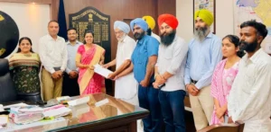 Read more about the article ਪੰਜਾਬ ਦਾ ਪਹਿਲਾ ਮੂੰਗਫਲੀ ਪ੍ਰੋਸੈਸਿੰਗ ਯੂਨਿਟ ਸਿਟਰਸ ਅਸਟੇਟ ਭੂੰਗਾ ‘ਚ ਹੋਵੇਗਾ ਸਥਾਪਤ, ਡਿਪਟੀ ਕਮਿਸ਼ਨਰ ਨੇ 7.50 ਲੱਖ ਰੁਪਏ ਦਾ ਚੈੱਕ ਸੌਂਪਿਆ