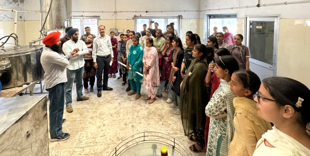 You are currently viewing ਵਿਦਿਆਰਥੀਆਂ ਨੇ ਫੈਪਰੋ ਇੰਡਸਟਰੀ ਭੂੰਗਾ ਦਾ ਉਦਯੋਗਿਕ ਦੌਰਾ ਕੀਤਾ