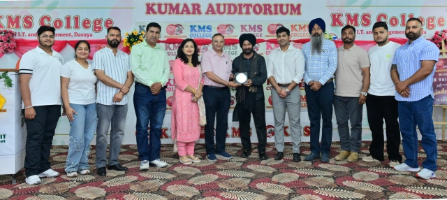 Read more about the article KMS ਕਾਲਜ ਵਿਖੇ ਵਿਸਾਖੀ ਦਾ ਤਿਉਹਾਰ ਬਾਲੀਵੁੱਡ ਸਿੰਗਰ ਭੁਪਿੰਦਰ ਬੱਬਲ ਦੇ ਨਾਲ