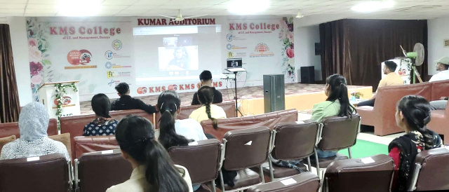 You are currently viewing KMS ਵਿਖੇ ਫਾਈਨਲ ਸਮੈਸਟਰ ਦੇ ਵਿਦਿਆਰਥੀਆਂ ਲਈ ਰੋਜ਼ਗਾਰ ਦੇ ਮੌਕੇ ਪ੍ਰਦਾਨ ਕਰਨ ਅਤੇ ਐਮ.ਸੀ.ਏ ਦੀ ਮੱਹਤਤਾ ਬਾਰੇ ਸੈਮੀਨਾਰ ਕਰਵਾਇਆ – ਪ੍ਰਿੰਸੀਪਲ ਡਾ.ਸ਼ਬਨਮ ਕੌਰ
