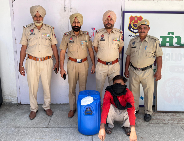 Read more about the article 48 ਬੋਤਲਾਂ ਨਜਾਇਜ਼ ਸ਼ਰਾਬ ਸਮੇਤ ਇੱਕ ਵਿਅਕਤੀ ਨੂੰ ਪੁਲਿਸ ਨੇ ਦਬੋਚਿਆ